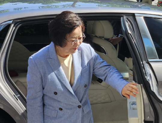 송영숙 한미약품그룹 회장이 14일 서울 송파구 한미약품그룹 본사에서 한미사이언스 이사회를 앞두고 건물로 들어서고 있다. <사진: 연합뉴스>